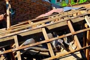 industrial fotografia. construção funciona. foto do desmantelamento a cobertura do uma casa. desmantelamento a cobertura do uma casa para instalar uma Novo teto. Bandung - Indonésia, Ásia