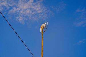 panorama fotografia. panorama visualizar. televisão antena com bambu pólo. uma televisão antena com uma azul céu fundo. bandung, Indonésia foto