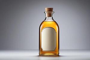 Prêmio âmbar vidro garrafa com em branco rótulo em uma cinzento fundo foto
