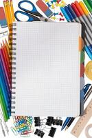 escola papelaria isolado em branco, uma caderno com canetas, lápis foto