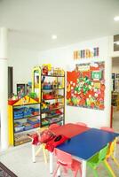 Sala de aula com uma parede do brinquedos e sinais educacional foto