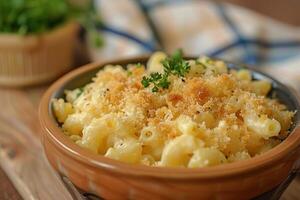 cremoso Macarrão e queijo com Migalhas de pão foto