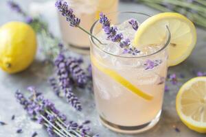 gelado lavanda limonada com lavanda raminhos foto