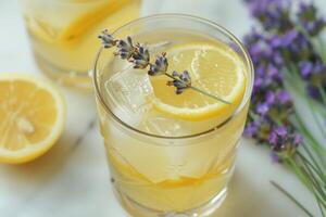 gelado lavanda limonada com lavanda raminhos foto