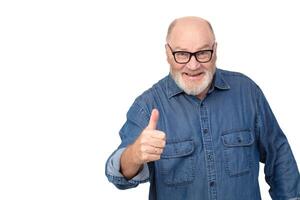 retrato do a atraente grisalho homem dentro uma jeans camisa mostrando uma classe placa isolado em uma branco fundo. barbudo avô do a europeu tipo é alegre e feliz. foto