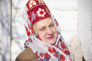 fechar-se retrato do a idosos russo mulher dentro a nacional cocar kokoshnik. foto