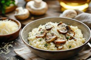 uma delicioso tigela do cremoso risoto com cogumelos e parmesão queijo foto