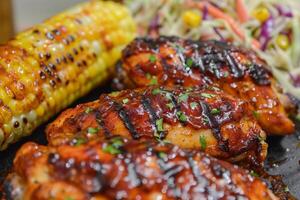 churrasco frango com grelhado milho e salada de repolho foto