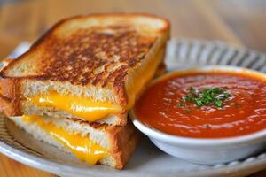 caloroso grelhado queijo sanduíche com derretido queijo cheddar e tomate sopa foto