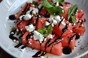 uma refrescante Melancia salada com feta queijo, hortelã e uma balsâmico Esmalte. foto