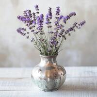 vidro vaso segurando uma grupo do perfumado lavanda foto