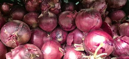 vermelho cebolas dentro uma mercado foto