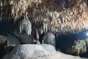 bonito do estalactite e estalagmite dentro tham deitar khao kob caverna dentro trang, tailândia. foto