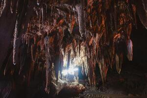 bonito do estalactite e estalagmite dentro tham deitar khao kob caverna dentro trang, tailândia. foto