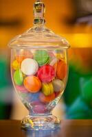 vidro vaso com multicolorido marshmallow doces. foto