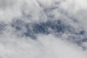 cloudscape cenário, nublado clima acima Sombrio azul céu. tempestade nuvens flutuando dentro uma chuvoso maçante dia com natural claro. branco e cinzento cênico meio Ambiente fundo. natureza visualizar. foto