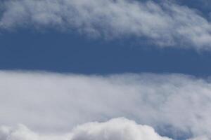 cloudscape cenário, nublado clima acima Sombrio azul céu. tempestade nuvens flutuando dentro uma chuvoso maçante dia com natural claro. branco e cinzento cênico meio Ambiente fundo. natureza visualizar. foto