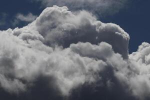 cloudscape cenário, nublado clima acima Sombrio azul céu. tempestade nuvens flutuando dentro uma chuvoso maçante dia com natural claro. branco e cinzento cênico meio Ambiente fundo. natureza visualizar. foto