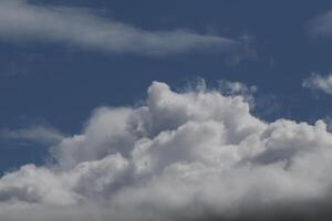 cloudscape cenário, nublado clima acima Sombrio azul céu. tempestade nuvens flutuando dentro uma chuvoso maçante dia com natural claro. branco e cinzento cênico meio Ambiente fundo. natureza visualizar. foto