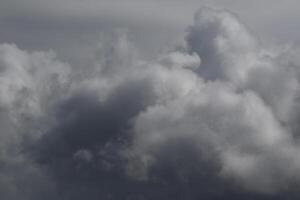 cloudscape cenário, nublado clima acima Sombrio azul céu. tempestade nuvens flutuando dentro uma chuvoso maçante dia com natural claro. branco e cinzento cênico meio Ambiente fundo. natureza visualizar. foto