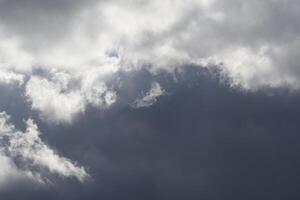 cloudscape cenário, nublado clima acima Sombrio azul céu. tempestade nuvens flutuando dentro uma chuvoso maçante dia com natural claro. branco e cinzento cênico meio Ambiente fundo. natureza visualizar. foto