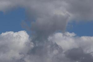 cloudscape cenário, nublado clima acima Sombrio azul céu. tempestade nuvens flutuando dentro uma chuvoso maçante dia com natural claro. branco e cinzento cênico meio Ambiente fundo. natureza visualizar. foto