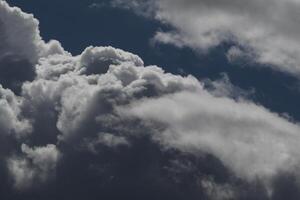 cloudscape cenário, nublado clima acima Sombrio azul céu. tempestade nuvens flutuando dentro uma chuvoso maçante dia com natural claro. branco e cinzento cênico meio Ambiente fundo. natureza visualizar. foto