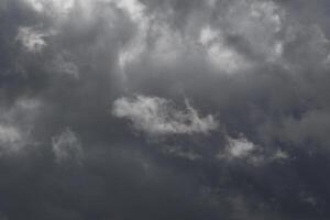 cloudscape cenário, nublado clima acima Sombrio azul céu. tempestade nuvens flutuando dentro uma chuvoso maçante dia com natural claro. branco e cinzento cênico meio Ambiente fundo. natureza visualizar. foto