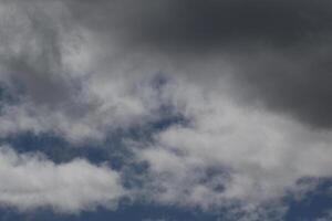 cloudscape cenário, nublado clima acima Sombrio azul céu. tempestade nuvens flutuando dentro uma chuvoso maçante dia com natural claro. branco e cinzento cênico meio Ambiente fundo. natureza visualizar. foto