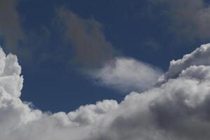 cloudscape cenário, nublado clima acima Sombrio azul céu. tempestade nuvens flutuando dentro uma chuvoso maçante dia com natural claro. branco e cinzento cênico meio Ambiente fundo. natureza visualizar. foto