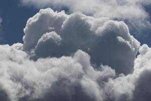 cloudscape cenário, nublado clima acima Sombrio azul céu. tempestade nuvens flutuando dentro uma chuvoso maçante dia com natural claro. branco e cinzento cênico meio Ambiente fundo. natureza visualizar. foto