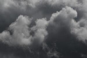 cloudscape cenário, nublado clima acima Sombrio azul céu. tempestade nuvens flutuando dentro uma chuvoso maçante dia com natural claro. branco e cinzento cênico meio Ambiente fundo. natureza visualizar. foto