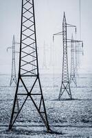 aço alta voltagem torre para poder transmissão dentro a campo foto