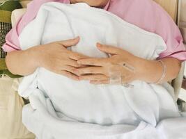 braço do mulher deitado doente dentro hospital foto