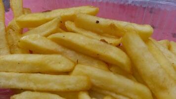 uma plástico recipiente preenchidas com francês fritas foto