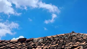 casa cobertura com azul céu e nuvens foto