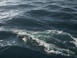 azul água onda textura fundo. mar, oceano. foto
