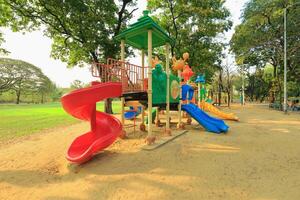 Parque infantil para crianças em uma ensolarado dia foto