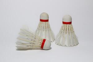 branco pena petecas badminton isolado em branco. foto