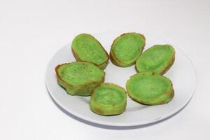 bolu kojo ou Kemojo é uma típica lanche a partir de sul sumatra. geralmente isto bolo é servido às tradicional eventos, quebra a rápido, ou feriados tal Como eid. dentro em geral, isto bolo é verde foto