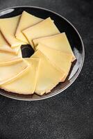 queijo raclette saboroso comendo Aperitivo refeição Comida lanche em a mesa cópia de espaço Comida fundo foto