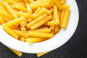 tortiglioni cru massa cozinhando Aperitivo refeição Comida lanche em a mesa cópia de espaço Comida fundo rústico foto