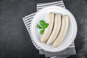 branco linguiça carne Weisswurst bávaro salsichas segundo curso fresco cozinhando Aperitivo refeição Comida lanche em a mesa cópia de espaço Comida fundo foto