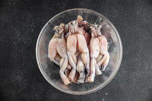 rã perna Comida carne francês cozinha fresco cozinhando Aperitivo refeição Comida lanche em a mesa cópia de espaço Comida fundo rústico topo Visão foto