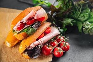 sanduíche presunto, tomate, verde alface saudável comendo cozinhando Aperitivo refeição Comida lanche em a mesa cópia de espaço Comida fundo rústico topo Visão foto