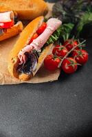 sanduíche presunto, tomate, verde alface saudável comendo cozinhando Aperitivo refeição Comida lanche em a mesa cópia de espaço Comida fundo rústico topo Visão foto