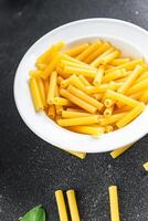 cru massa Macarrão Penne tortiglioni cozinhando Aperitivo refeição Comida lanche em a mesa cópia de espaço Comida foto