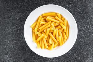 cru massa Macarrão Penne tortiglioni cozinhando Aperitivo refeição Comida lanche em a mesa cópia de espaço Comida foto