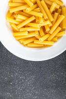 cru massa Macarrão Penne tortiglioni cozinhando Aperitivo refeição Comida lanche em a mesa cópia de espaço Comida foto