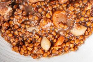 lentilhas carne carne ou carne de porco fresco cozinhando refeição Comida lanche em a mesa cópia de espaço Comida fundo foto